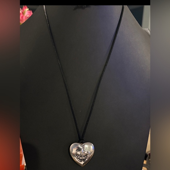 Avon Outspoken By Fergie Solid Perfume Fleur De Lis Heart Pendant Cord circa2010 - Picture 1 of 3